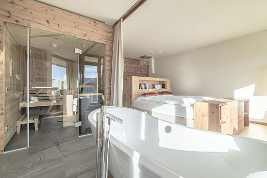 Hotelzimmer mit Sauna und offener Badewanne (Foto: Hotel Nidum)